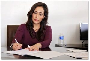 Mujer de negocios calculando la TIR